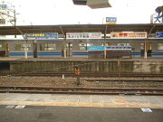 交通広告　伊豆箱根鉄道大雄山線ホームの吊り下げ看板。内照式で両面表示。JR東海道線ホーム対象。