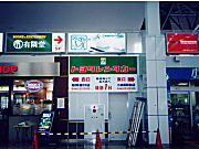 交通広告　小田原駅連絡通路壁面に設置。